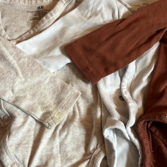 🤎 Lot of 3 H + M neutral onesies - Picture 3 of 5